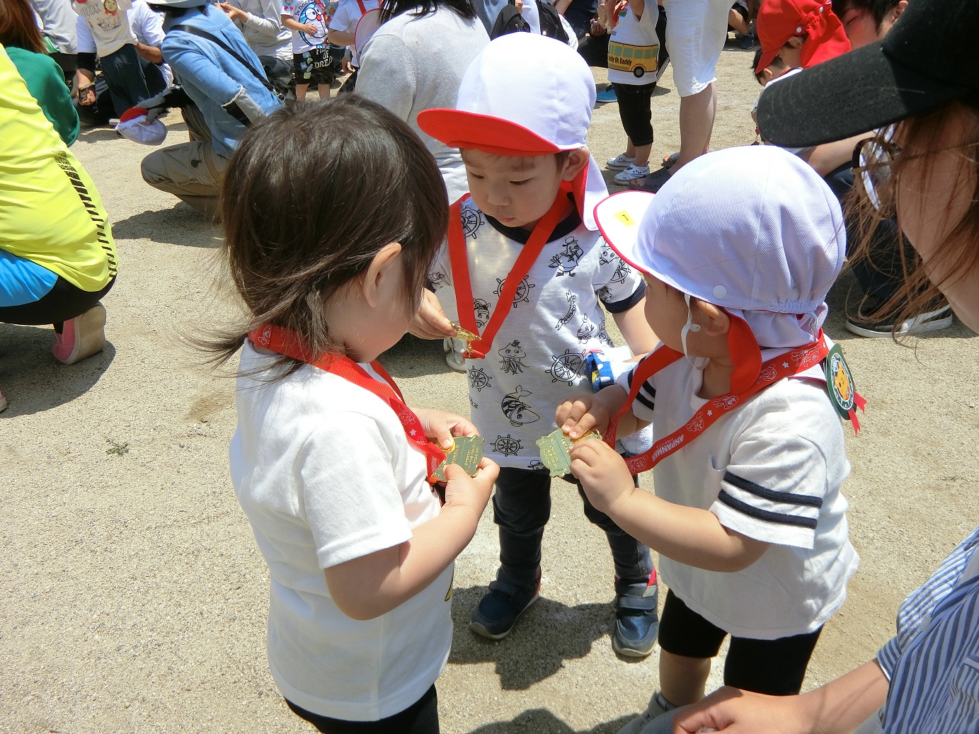 金メダルをもらい喜んでいる子どもたち。