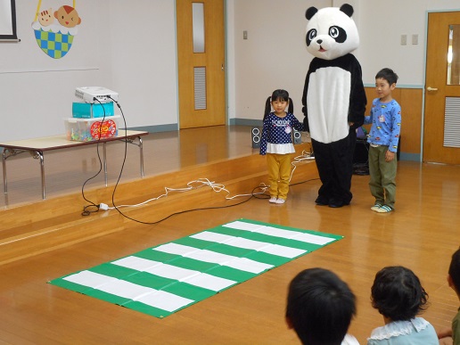 パンダさんと横断歩道を渡ります。