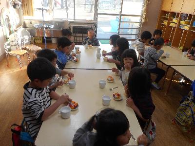 りんごぐみのこどもたちが手作りケーキを食べている様子