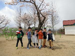 桜とこどもたち