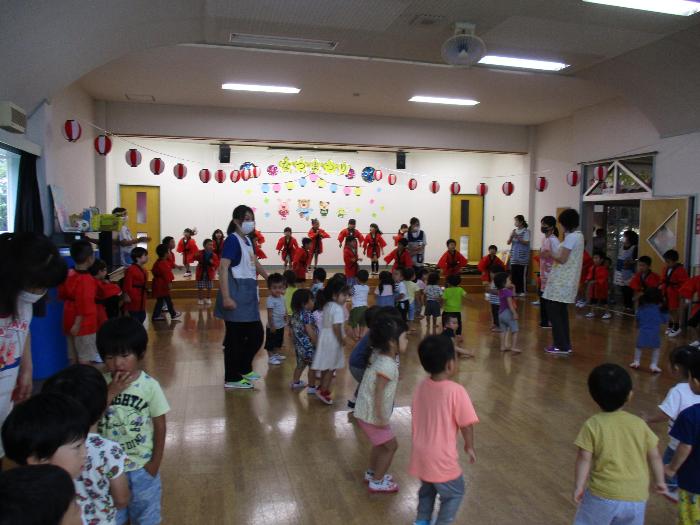 みんなで盆踊りを踊っている様子