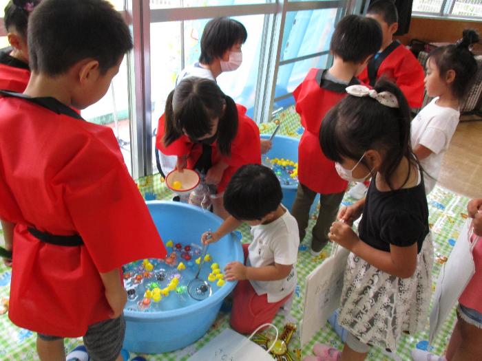 魚釣りをしている子どもたち