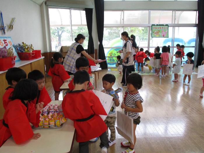 ジュースを選んでいる子どもたち