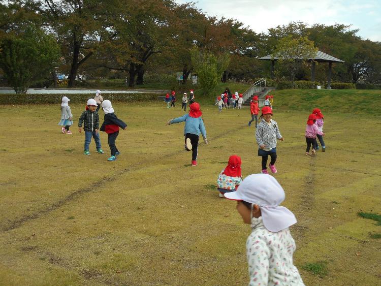 広場で遊んでいる様子