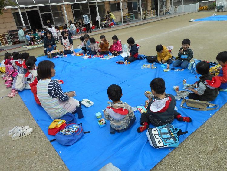 りんご組がお弁当を食べている様子