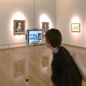 タブレットをつないで展示室の中から話しかけています