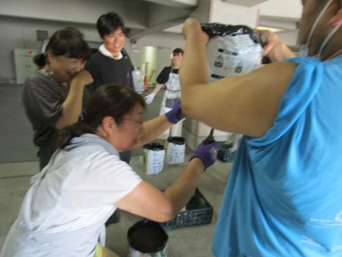協力しながら袋に配水用の穴をあける受講者