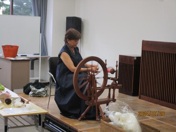 糸を紡ぐ岩渕先生