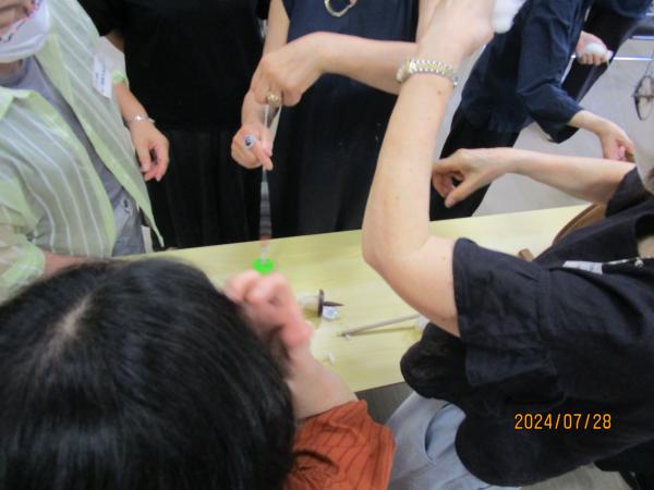 糸を繰る参加者