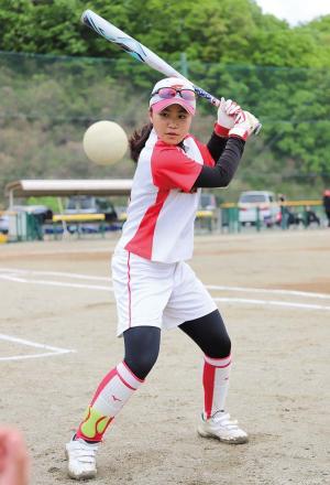 写真_バッティングをする齋藤ゆずさん