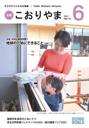 資源回収スポットに古紙を入れようとするお母さんと女の子