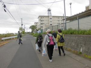 ゴミを拾っている様子