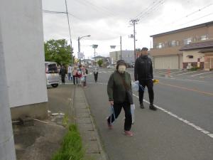 住宅の中のゴミ拾い