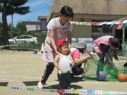 たんぽぽ組の子が風船をもって走っている