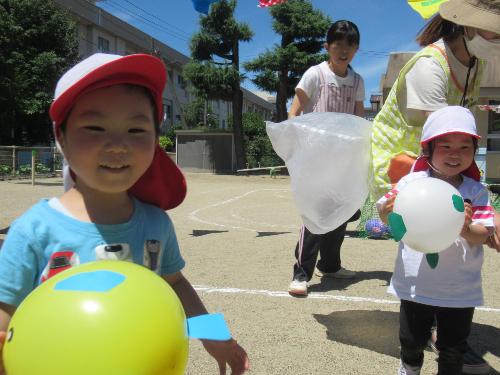 たんぽぽ組の子が風船をもってゴールする