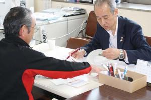 写真_相談中