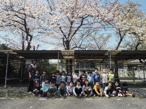ryouko先生と子供たち良い笑顔で写真を撮りました。