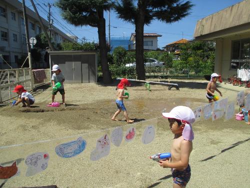 ひまわり組が水鉄砲や泥遊びをしている