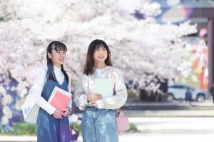 学生と桜の花