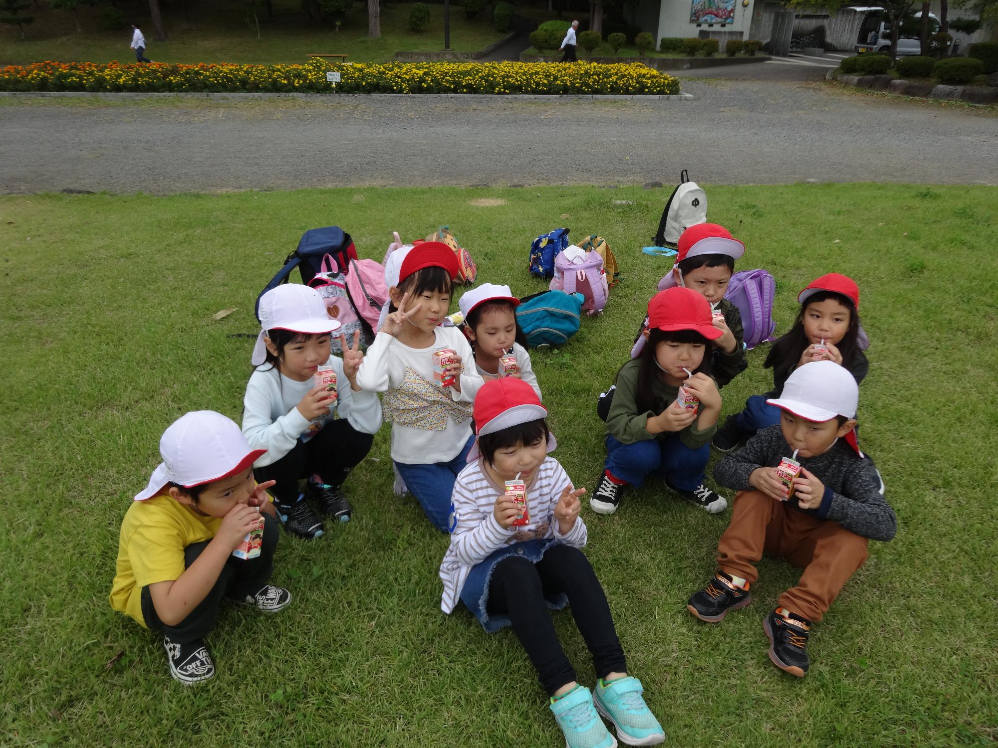 開成山公園でジュースを飲む満了児