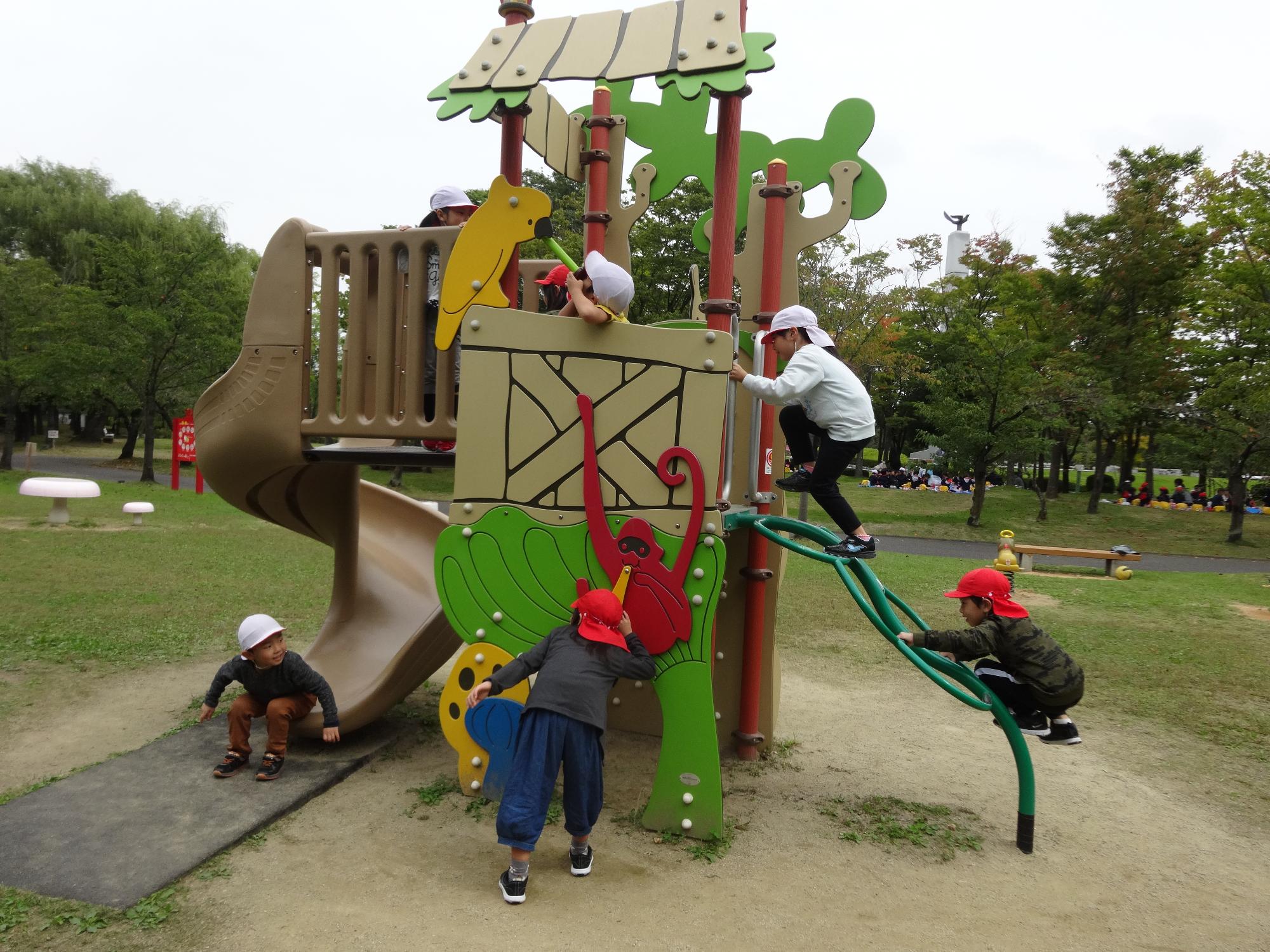 開成山公園の遊具で子どもたちが遊んでいる