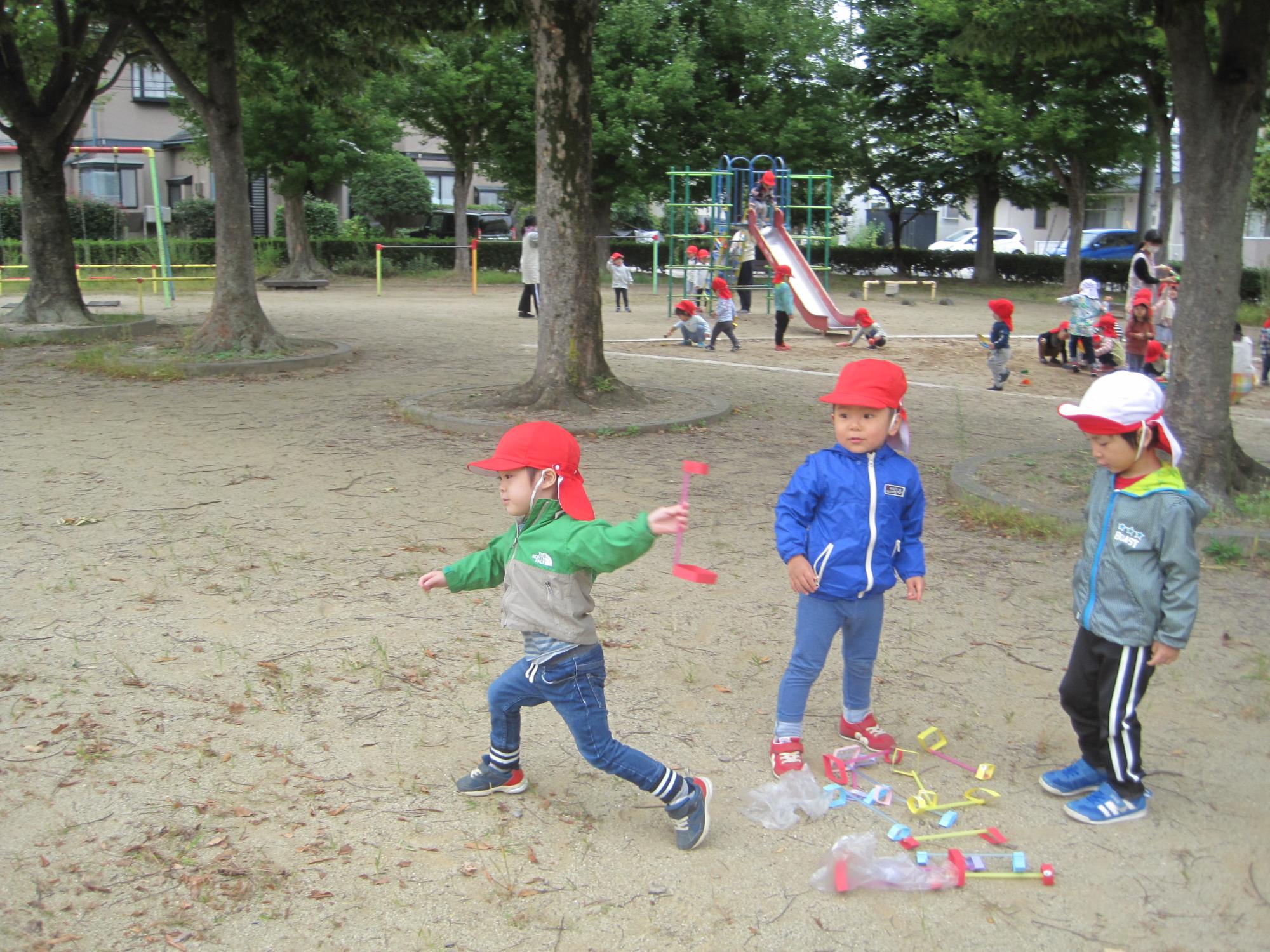 公園で手作り飛行機を飛ばすすみれ組