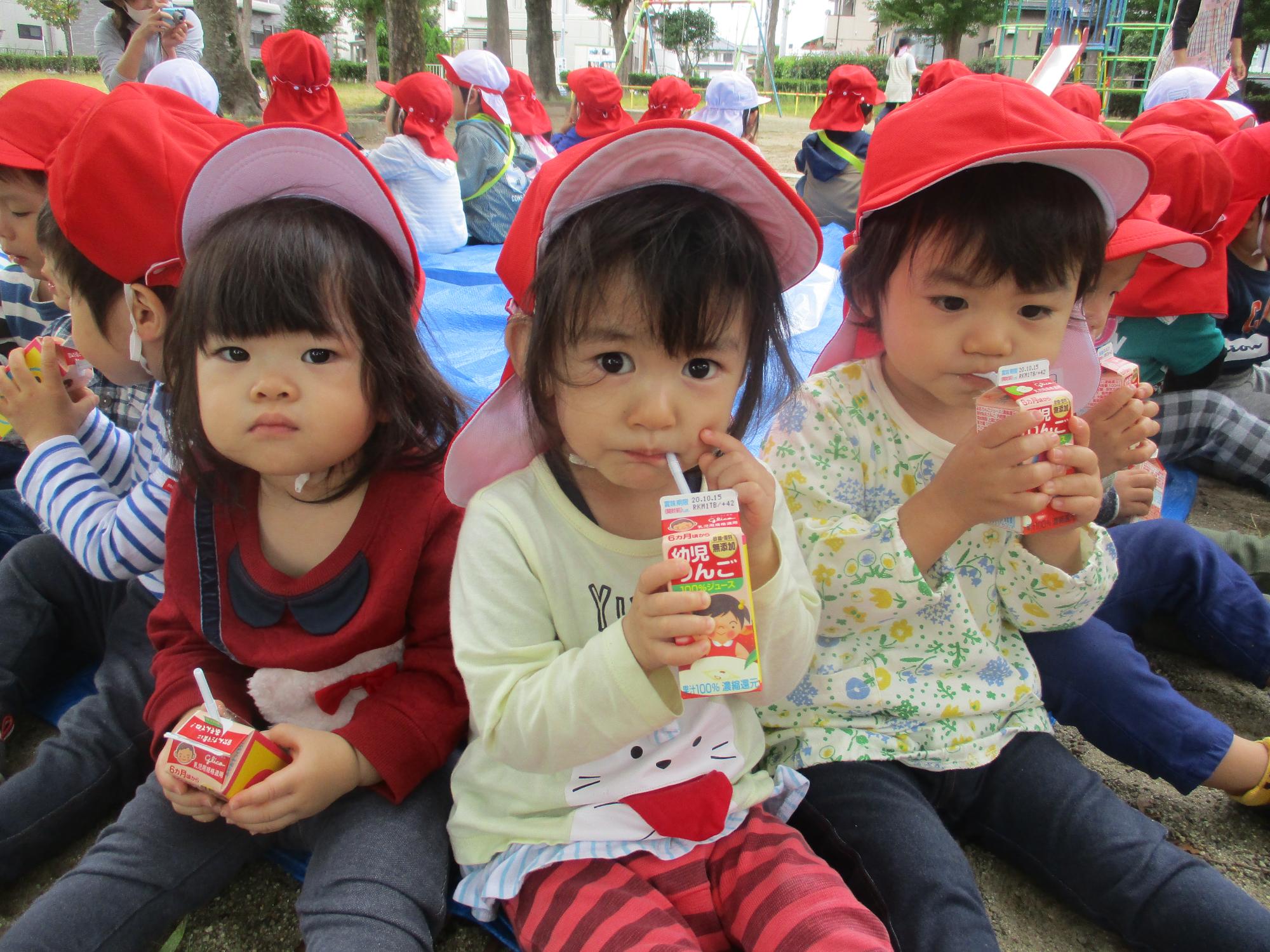 公園でジュースを飲むたんぽぽ組