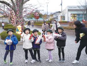 画像＿イミテーションのスイッチを押す園児たち