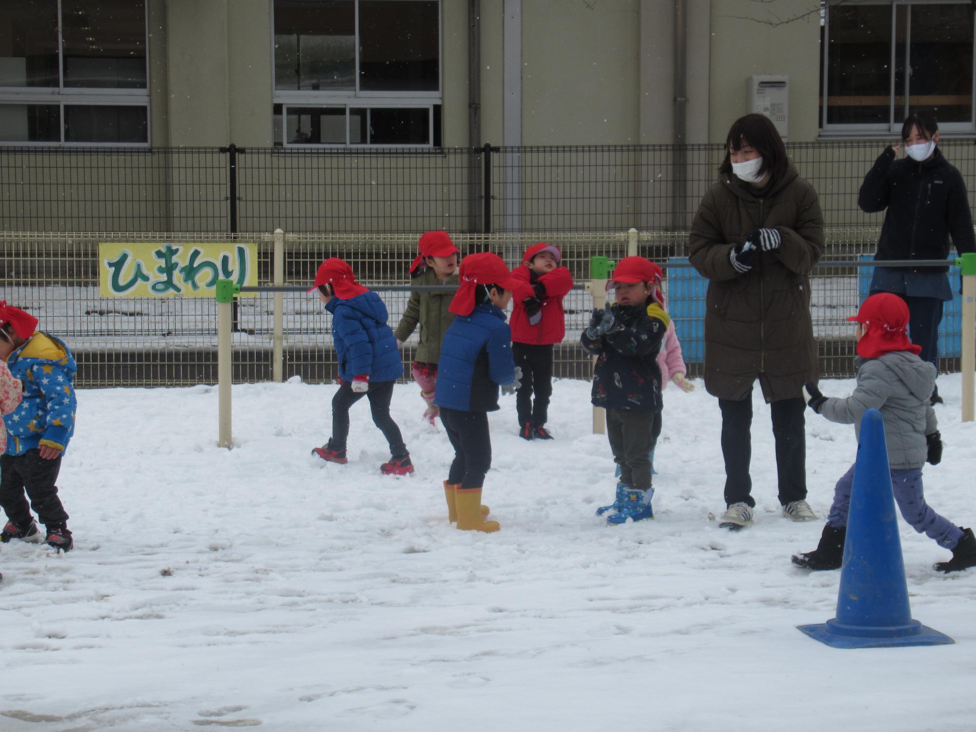 すみれ組の子がゆき遊びをしている。