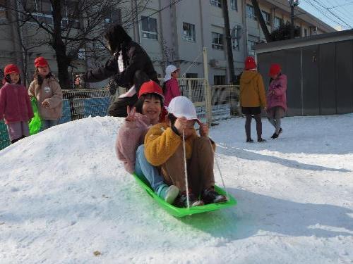 ひまわり組の子がソリ滑りをしている