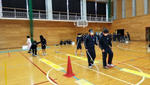 視覚障がい体験をする様子