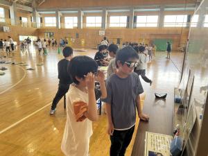 色弱体験で色の見え方の違いを体験する様子
