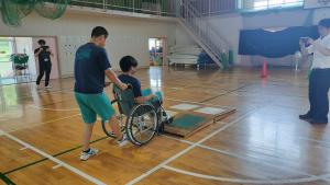車いす体験をする様子