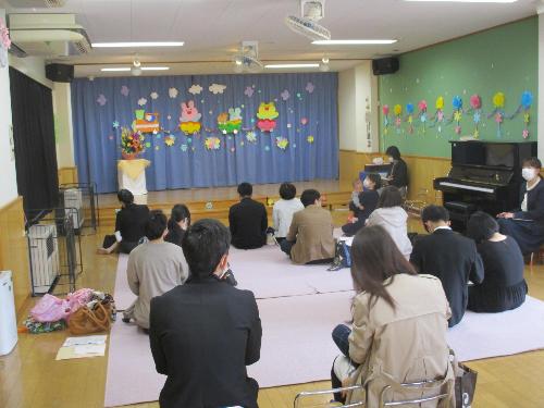 桑野保育所のお遊戯室で入所式がおこなわれました