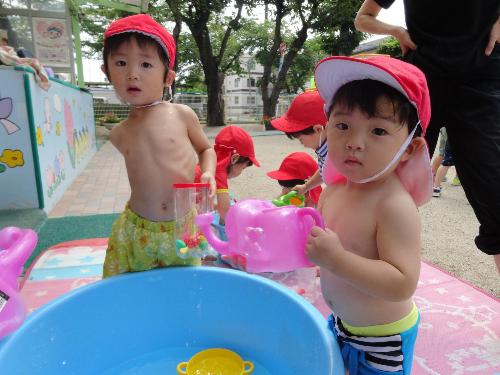 たんぽぽ組の男児が水遊びをしている