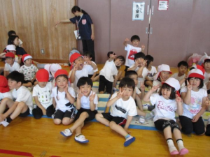 応援席にいる元気いっぱいの子どもたちの様子