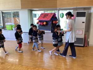 おみこしを担いで歩くかんな組さん