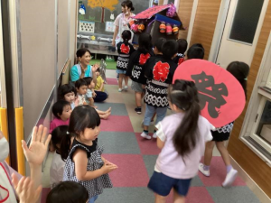 おみこしを見るちゅうりっぷ組さん