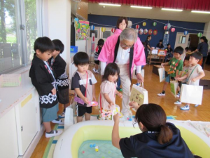 地域の方とお店を回る様子