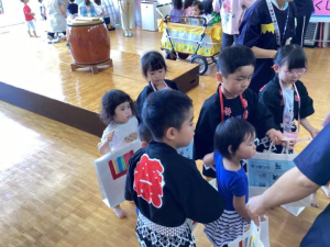 手をつないでお店を回る子どもたち
