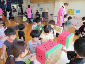 くじ引きを楽しむ子どもたち