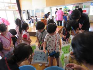 ヨーヨー釣りに挑戦する子どもたち