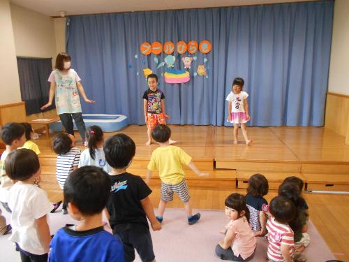 ペンギンのプール体操を踊る子ども達