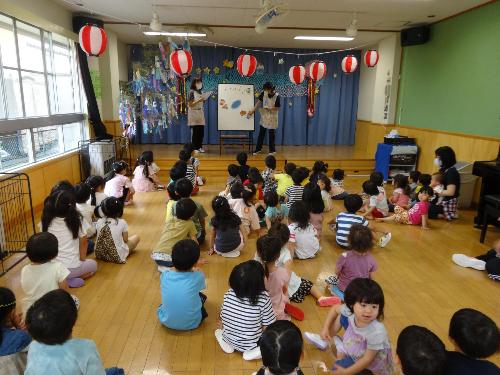 七夕のパネルシアターを見ている子ども達