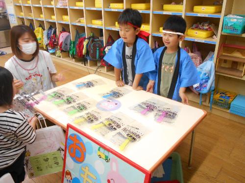 おもちゃ屋さんになる男の子2人