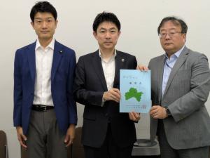 椎根会長（中央）から中山主計局次長（右）へ要望書手交