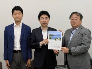 椎根会長（中央）から中山主計局次長（右）へ要望書手交