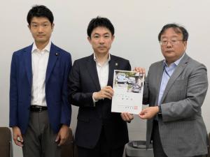 椎根会長（中央）から中山主計局次長（右）へ要望書手交
