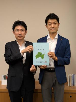 根本拓議員へ要望書を手交している写真