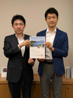 根本拓議員へ要望書を手交している写真